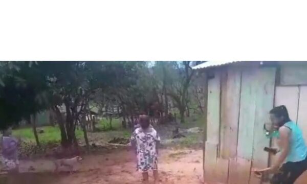 (VIDEO)Madre de una difunta fue atacada a palos tras ir a limpiar vivienda para el rezo