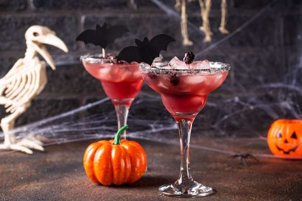 La novia de Frankenstein, un cóctel de moras, vodka y champán rosado ideal para Halloween - Gastronomía - ABC Color