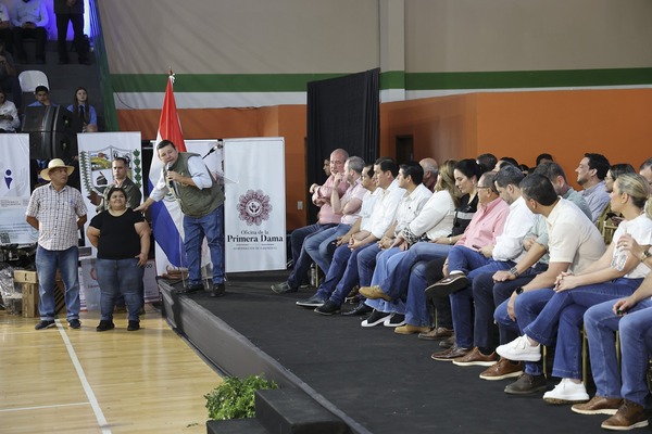 INDERT recibe en forma simbólica el título de propiedad de las tierras de Marina Cué - ADN Digital