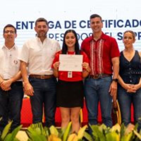 Más de 300 jóvenes del Alto Paraná reciben sus títulos profesionales de manos del presidente Peña :: Presidencia de la República del Paraguay