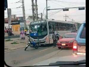 Video: bus arrastró una motocicleta tras aparente pelea entre conductores - Policiales - ABC Color