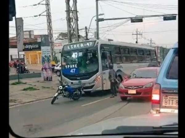 Video: bus arrastró una motocicleta tras aparente pelea entre conductores - Policiales - ABC Color