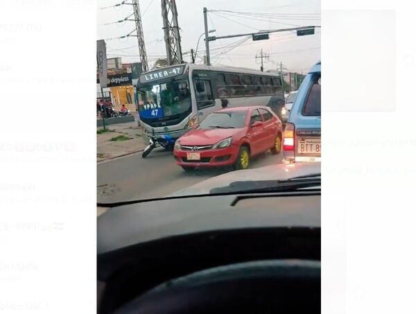 (VIDEO). Chofer de colectivo arrastra de adrede una moto tras una discusión con el conductor