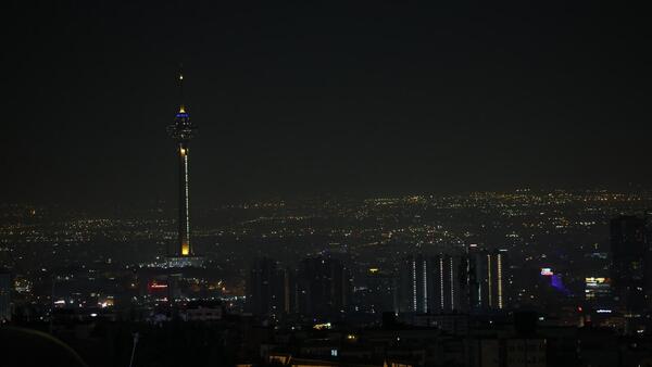 Irán repele ataques contra bases en la capital, según medios iraníes