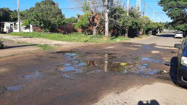 San Lorenzo: reclaman arreglo de cañería por pérdidas de agua potable - Nacionales - ABC Color