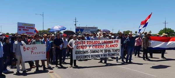 Pobladores de Ñeembucú cierran ruta PY 19 en reclamo de caminos de todo tiempo - Nacionales - ABC Color