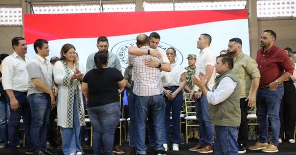 La Nación / Histórica entrega de título de propiedad al Indert