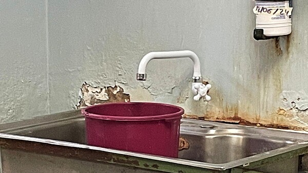 Sala de tortura en Nefrología IPS: Camas “rompehuesos” oxidadas y sábanas rotas