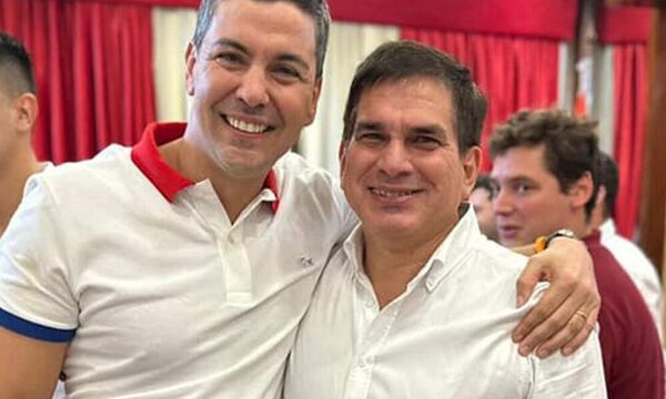 Ministro pide a jóvenes informarse por Facebook y no por medios de comunicación