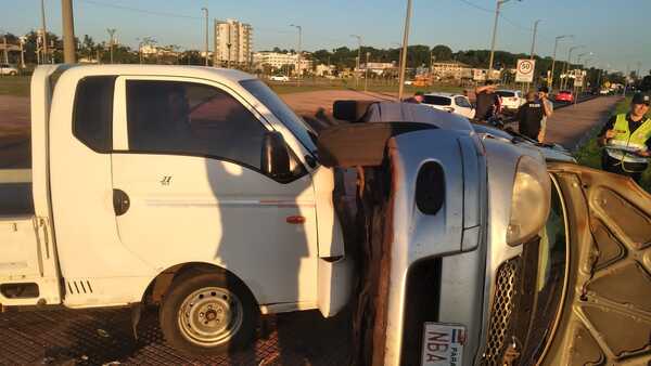 Choque y vuelco deja dos heridos en la avda. Mcal. Lópexz de Encarnación