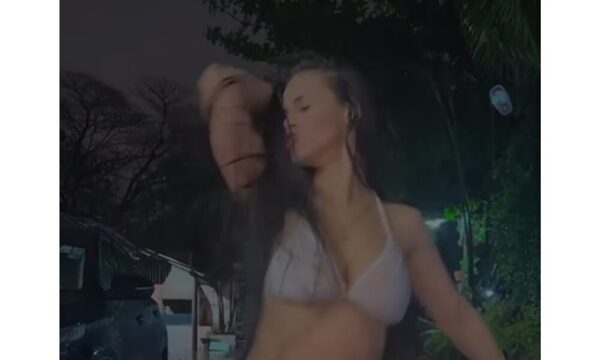 (VIDEO)El sensual baile de Pamela Vill bajo la lluvia