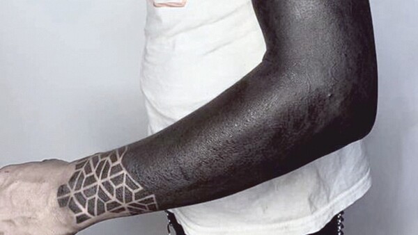Pagan hasta G. 20 millones por tatuarse el cuerpo de negro