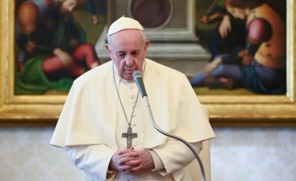 Papa Francisco pide a cardenales hacer sacrificios y recorta sueldos