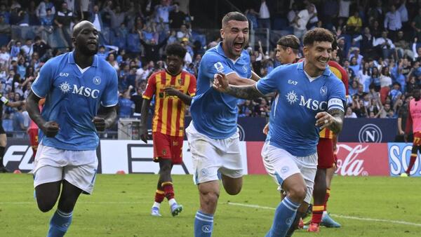 Napoli se asienta en el liderato