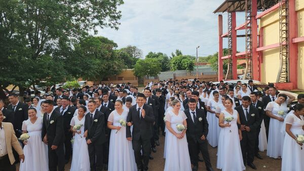 168 parejas de Horqueta sellan su amor en un emotivo casamiento comunitario