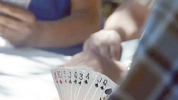 “Mi marido pierde plata jugando baraja y estoy a punto de dejarle”