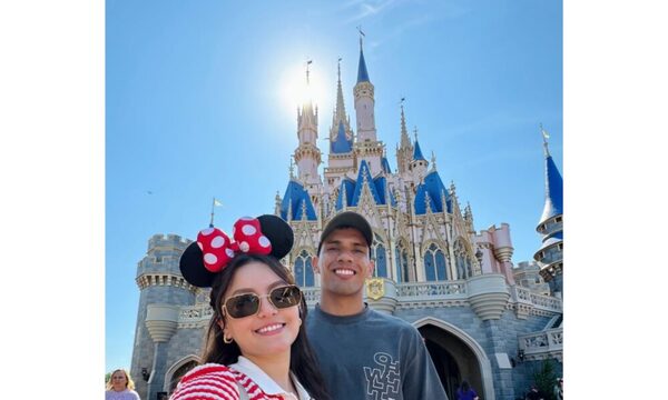 Diego Gómez tras asistencia de gol se paseó en disneylandia con su chuli