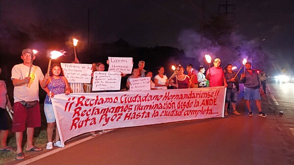 Con antorchas y velas, exigen iluminar ruta que lleva a Itaipú