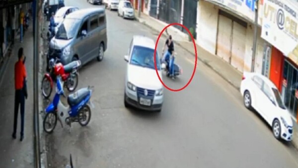 Acompañante de motociclista muere tras maniobra imprudente