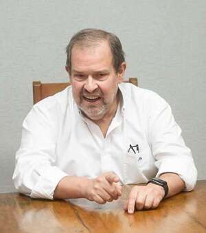 Peña está atrapado entre dos fuegos, dice economista - Política - ABC Color