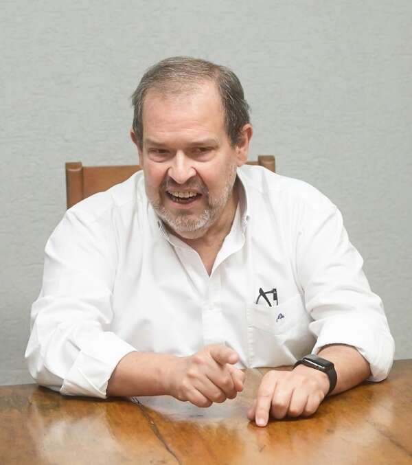 Peña está atrapado entre dos fuegos, dice economista - Política - ABC Color
