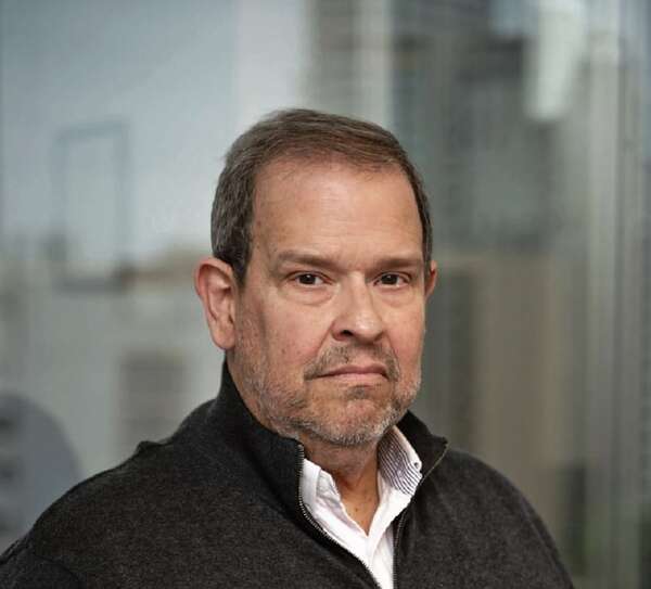 El Presidente está atrapado entre dos fuegos, asegura analista económico - Política - ABC Color