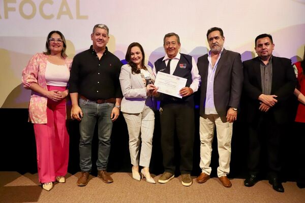 Profesionales reciben certificados y kits para mejorar oportunidades laborales en Alto Paraná - 1000 Noticias