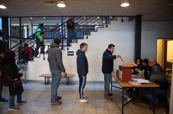 Más de 2,7 millones de uruguayos acuden a las urnas en elecciones presidenciales