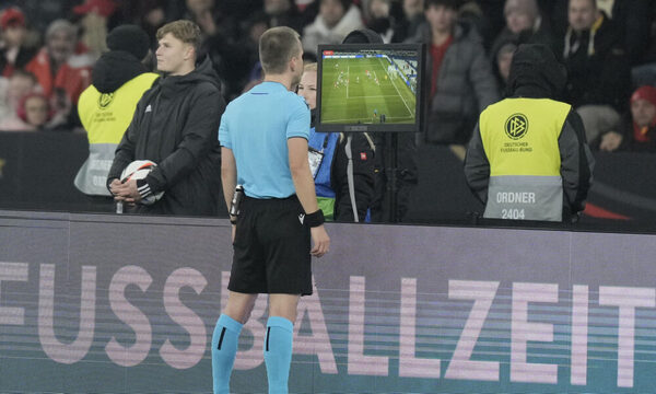 La UEFA suspende a dos árbitros que robaron una señal de tráfico estando borrachos