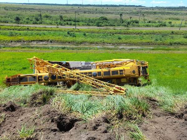 Yacyretá: costosa grúa móvil volcó y sufrió importantes daños materiales - Nacionales - ABC Color