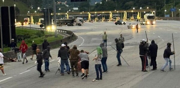 Versus / Batalla campal entre hinchas de Cruzeiro y Palmeiras deja un muerto y varios heridos en Brasil