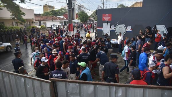 Hinchas cerristas y olimpistas se enfrentan previo al superclásico en Sajonia