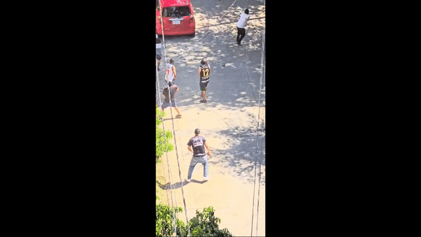 Videos: Previa del superclásico con enfrentamiento a tiros entre barrabravas y robo de pistola a policía