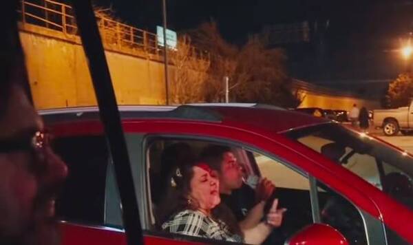 [VIDEO] ¡Mirá lo que hizo Juanes con una fan en un semáforo!