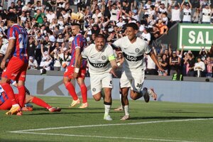 Versus / ¡El capitán y la chilena! Richard Ortiz aumenta para un Olimpia que arrancó arrollador
