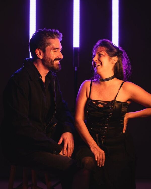 "El club de los cuernos", una obra de teatro que delata a los infieles