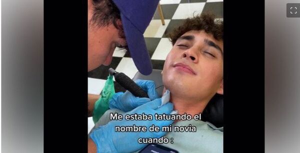 Su novia lo llama para terminarlo cuando él se hacía un tatuaje con su nombre