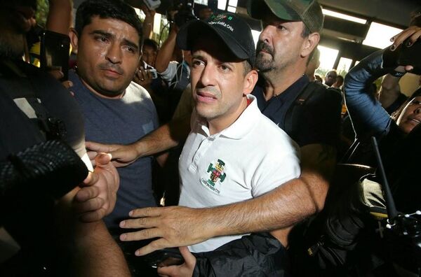 Bolivia: queman fiscalía de Santa Cruz en enfrentamientos con la Policía tras detención de Luis Fernando Camacho