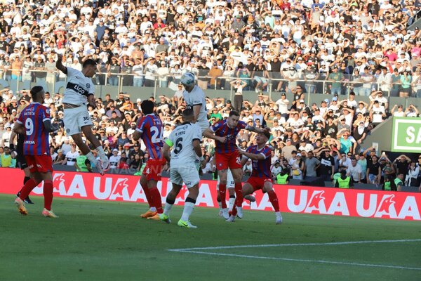Versus / ¡Ya es goleada en el primer tiempo! Capasso y un cabezazo para el tercero de Olimpia