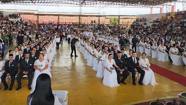 En boda comunitaria récord, unas 168 parejas dieron el sí