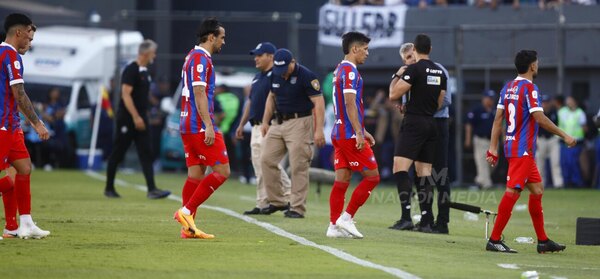 Versus / "Siento muchísimo...", el lamento de un tricampeón con Cerro