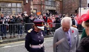 Lanzaron huevos al Rey Carlos III en la ciudad de York