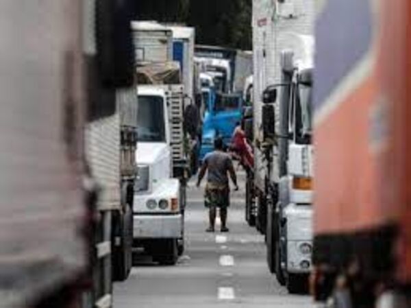 Más de 160 carreteras continúan bloqueadas por bolsonaristas que no aceptan el resultado de las elecciones en Brasil