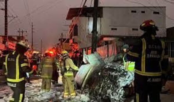 Ecuador: dos muertos y conmoción en las calles de Guayaquil al estrellarse una avioneta en una zona residencial