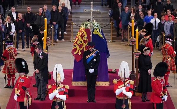 William, Harry y los otros seis nietos de la reina velaron juntos el féretro de Isabel II