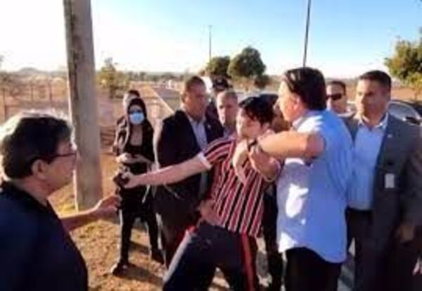 Bolsonaro forcejeó e intentó quitarle el celular a un youtuber que se manifestaba en su contra