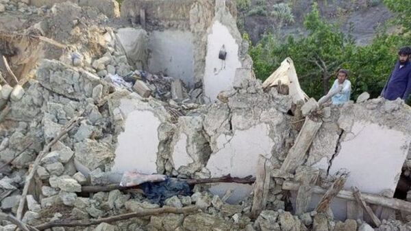 Más de mil muertos y cientos de heridos en un fuerte terremoto en Afganistán