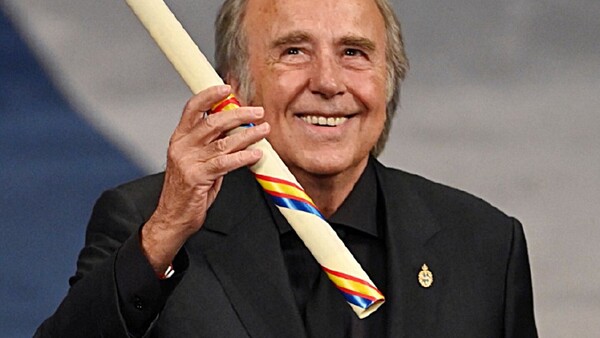 Serrat reclama democracia y libertad ante hostil mundo