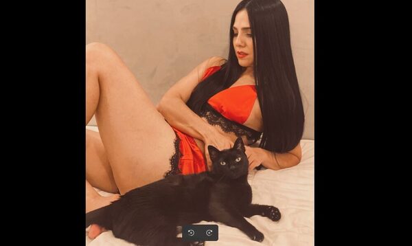 Norita Rodríguez celebra el Día del gato negro junto a su michi