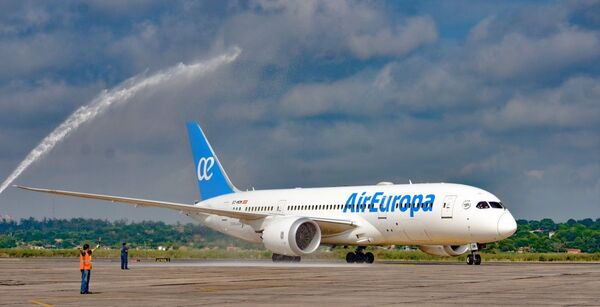 La Unión Europea anunció el cierre de su espacio aéreo para todos los aviones rusos y la compra de armas para Ucrania